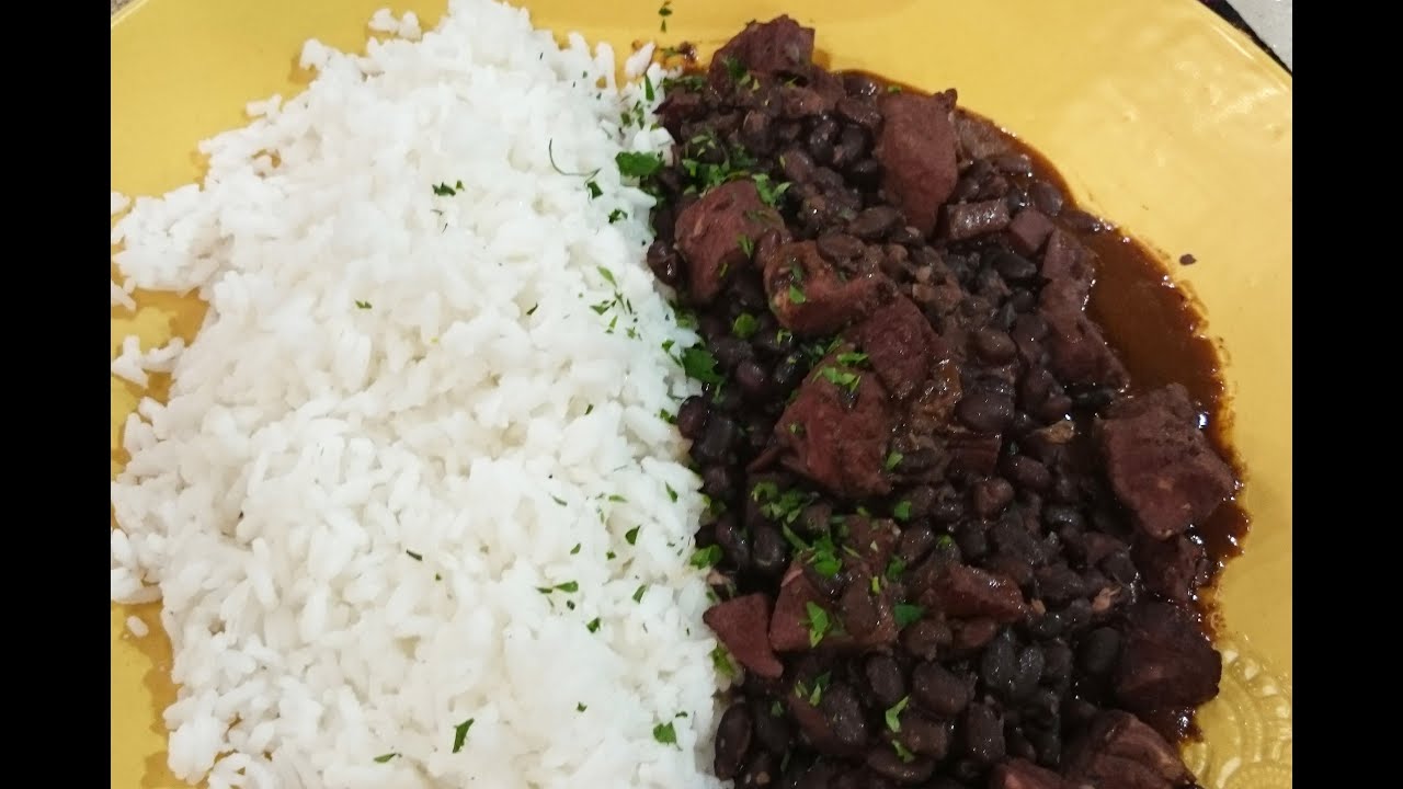 Guiso de arroz con porotos negros y carré de cerdo